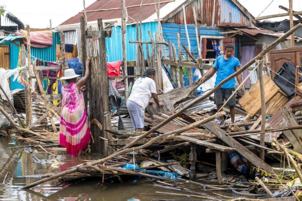 サイクロンにより甚大な被害が出たトアマシナで、倒壊した自宅を確認する家族(マダガスカル、2026年2月11日撮影)