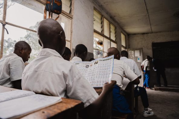 南キブ州の中学校で授業を受ける14歳のダニエルさん（仮名・左から2人目）。武装集団に誘拐され徴用されていたが、支援団体の助けで6週間後に解放され、学校に戻ることができた。夢は薬剤師になることだと話す（コンゴ民主共和国、2025年10月21日撮影）