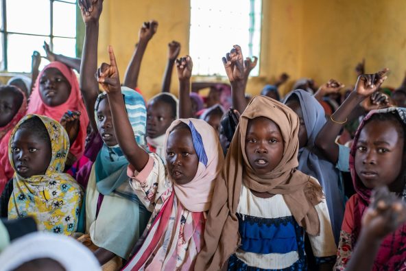 ガダーレフ州にある小学校で英語を学ぶ子どもたち。ユニセフは、紛争で学習の機会を失った子どもたちが教育を受けられるように支援している（スーダン、2026年1月25日撮影）