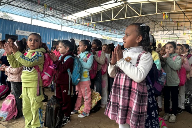 ガザ地区デルバラハの仮設学習センターに通う子どもたち。ユニセフは、子どもたちが学びに戻り、友達と再会し、教育を継続できるよう支援している（パレスチナ、2026年1月8日撮影）