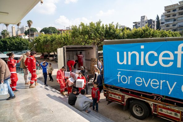 山岳レバノン県で、避難所に緊急支援物資を運び込むユニセフのスタッフ（レバノン、2026年3月3日撮影）