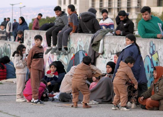 国内の複数の地域で避難警告が発令される中、ベイルートで、安全を求めて路上に集まっている人々の様子（レバノン、2026年3月5日撮影）