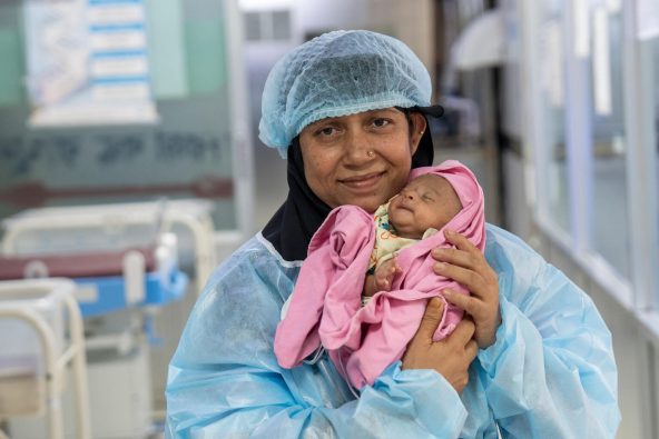 早産で、わずか900ｇで生まれたサリドちゃん。新生児集中治療室でケアを受け、順調に成長している（バングラデシュ、2025年12月21日撮影）
