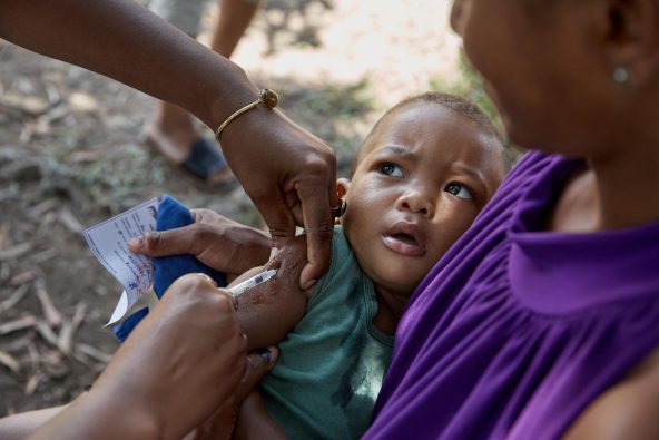 母親に抱かれながら予防接種を受けるジュブランちゃん（マダガスカル、2025年12月11日撮影）