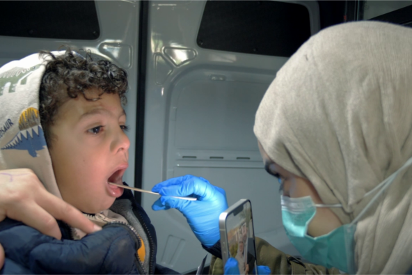 ヨルダン川西岸地区で、ユニセフが支援する移動式クリニックで診察を受ける男の子（パレスチナ、2026年2月9日撮影）※本文との直接の関係はありません