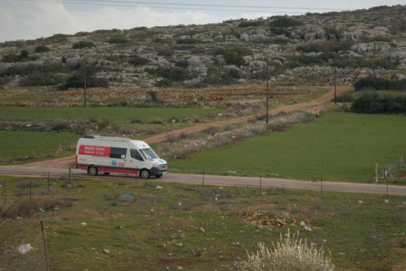 ヨルダン川西岸地区の北部地域を診察のために巡回する、ユニセフ支援の移動式クリニックの車両（パレスチナ、2026年2月9日撮影）　※本文との直接の関係はありません