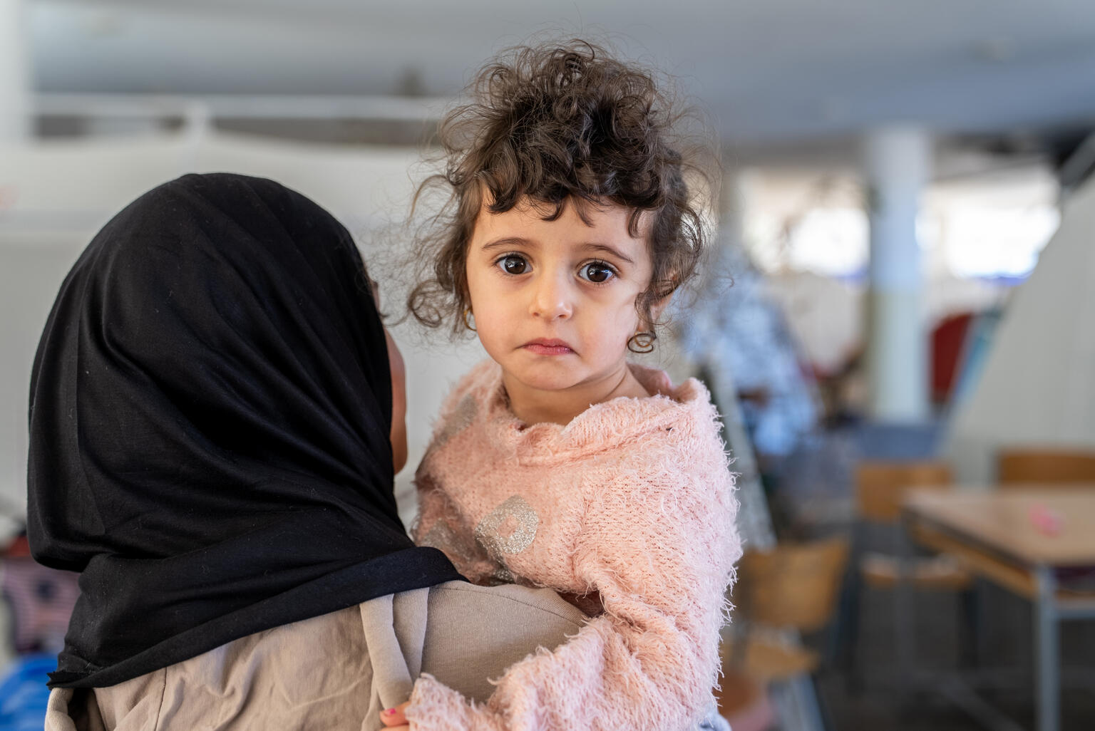 ベイルートの学校で避難生活を送る2歳の女の子（レバノン、2026年3月17日撮影）