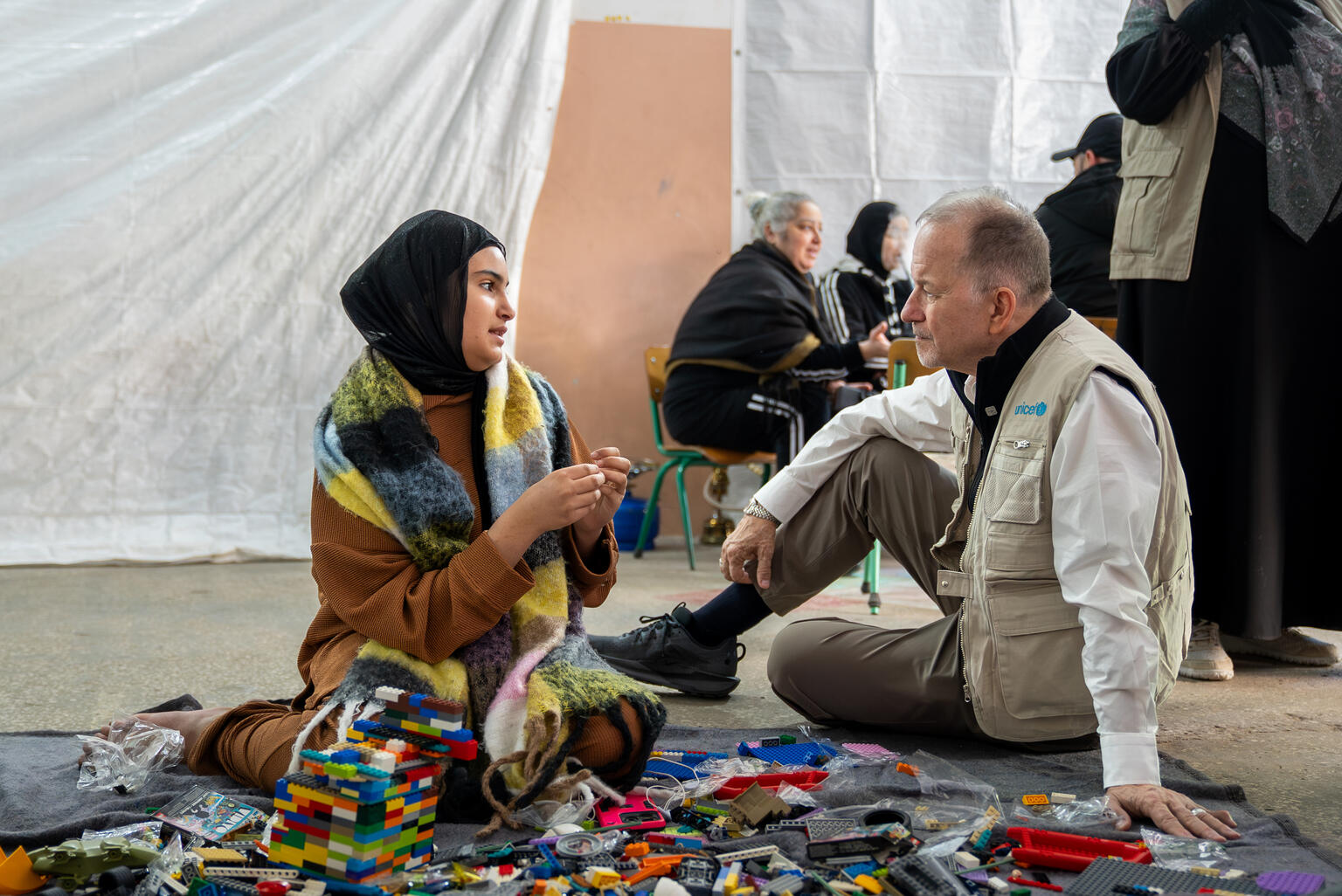 避難所となっているベイルートの学校で、12歳のハジャルさんから話を聞くユニセフのテッド・チャイバン事務局次長（レバノン、2026年3月17日撮影）