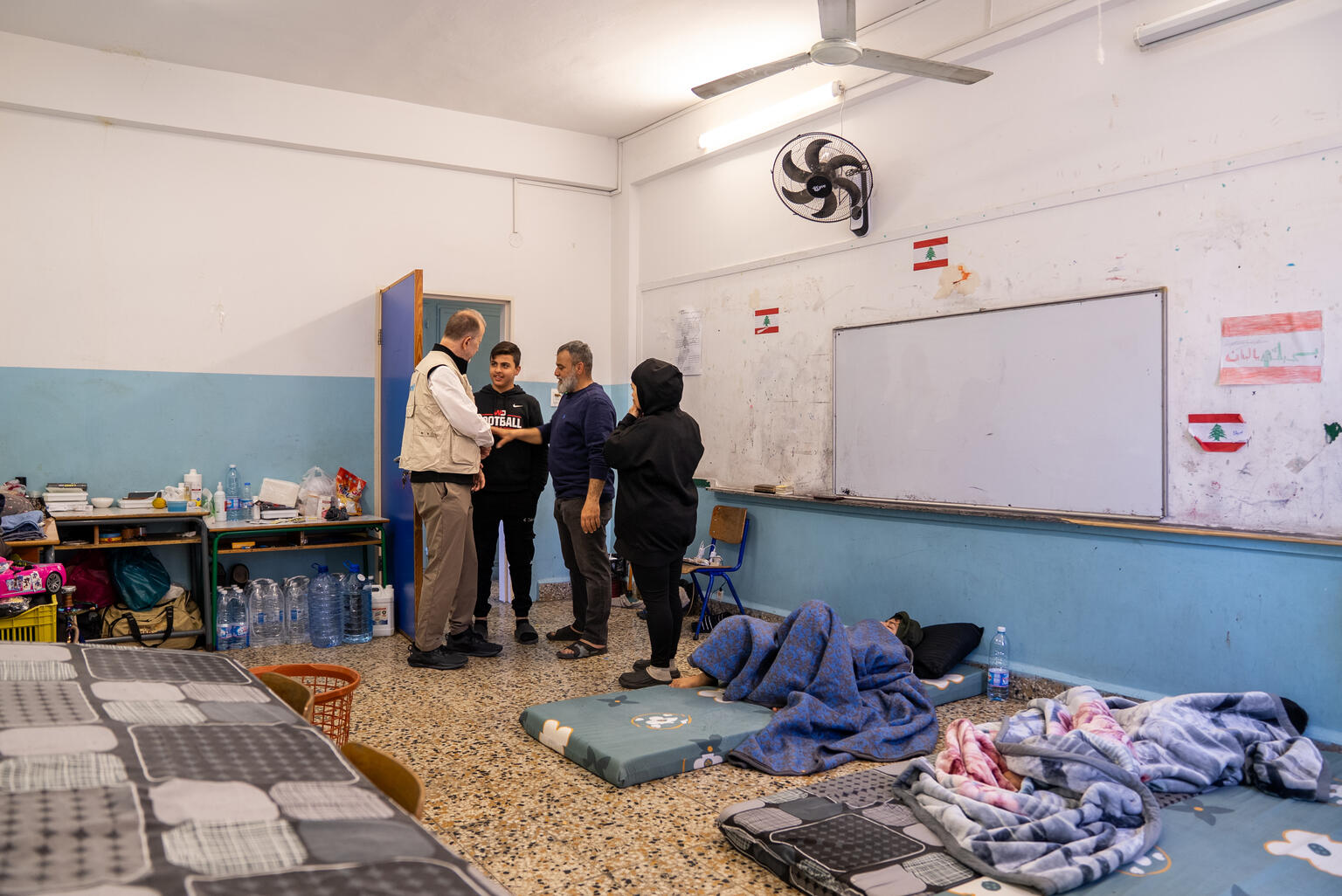 多くの子どもや家族が避難生活を送っているベイルートの学校の教室で、避難民の子どもと話すチャイバン事務局次長（レバノン、2026年3月17日撮影）