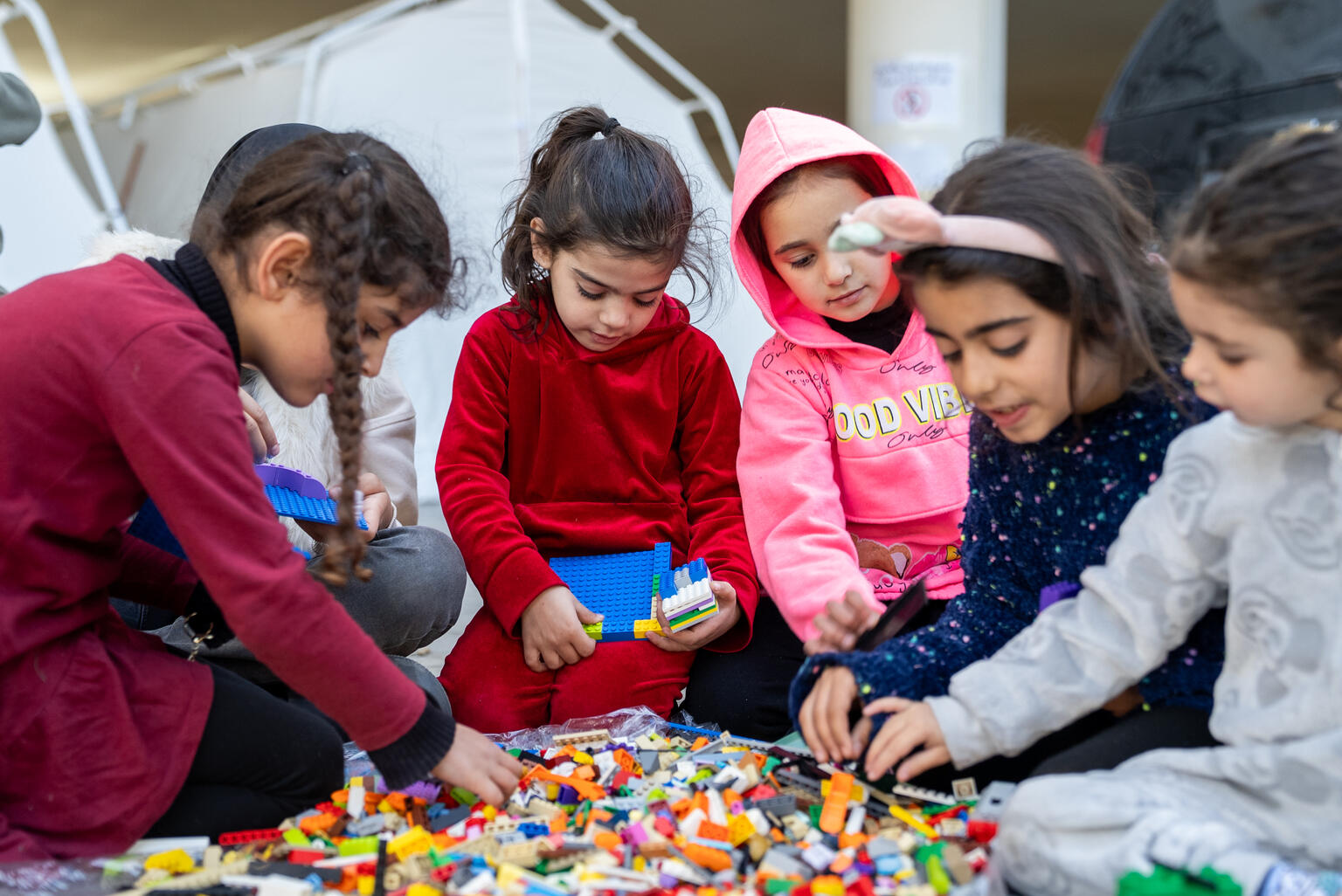 ベイルートの避難所となっている学校で、子どもたちがわずかな時間でも日常を取り戻せるよう、ユニセフはおもちゃを提供している（レバノン、2026年3月17日撮影）