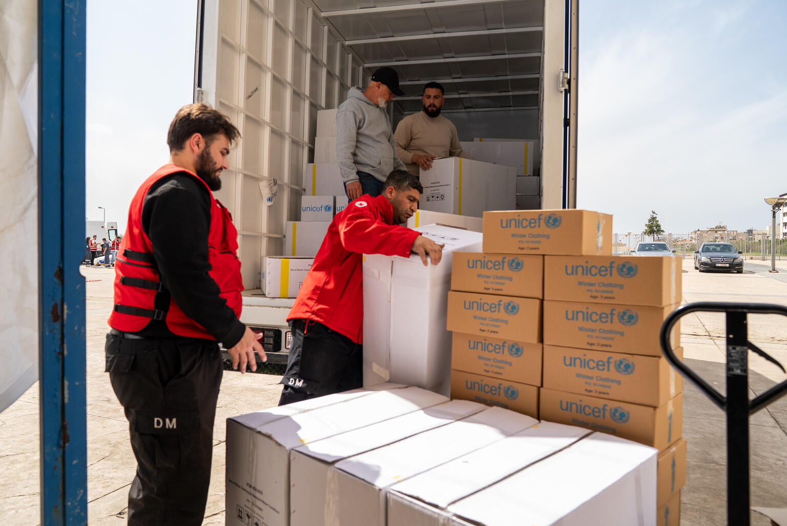 ベイルートで、新しく設置された避難所に支援物資を運びこむユニセフのスタッフ（レバノン、2026年3月18日撮影）