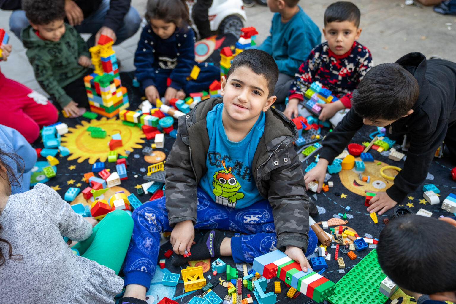 ベイルートの避難所となっている学校で、ユニセフが提供したおもちゃで遊ぶ10歳のアミールさん（レバノン、2026年3月17日撮影）
