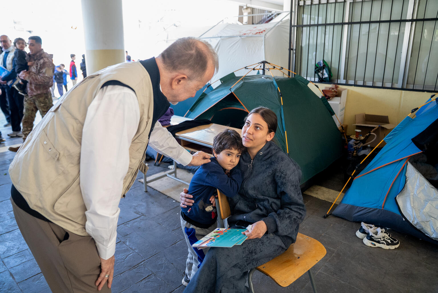 避難所となっているベイルートの学校で、避難民の家族から話を聞くユニセフのテッド・チャイバン事務局次長（レバノン、2026年3月17日撮影）