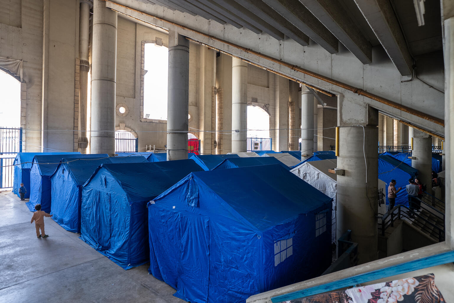 ベイルートのスポーツ施設内に新たに設置された避難所の様子（レバノン、2026年3月18日撮影）