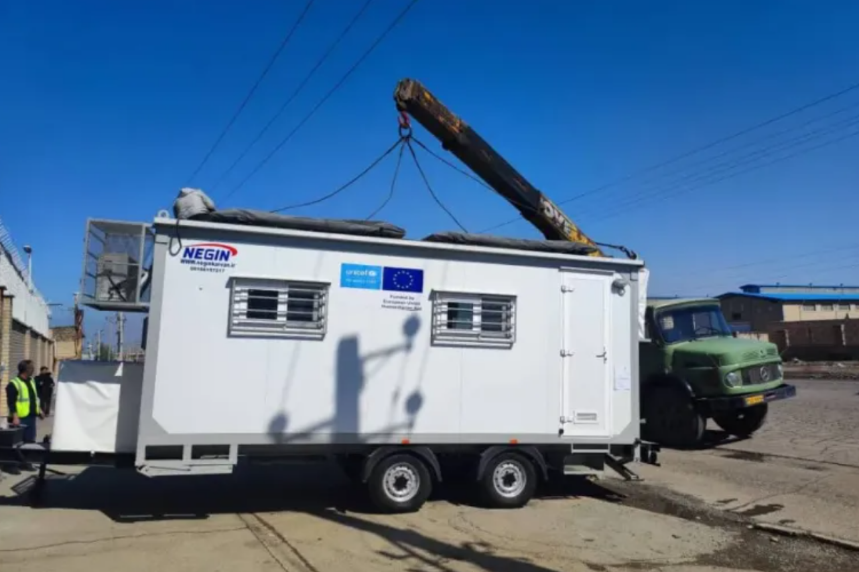 医療ユニットを備えた、ユニセフ支援の車両。高まる支援ニーズを受け、ユニセフは子どもと家族が保健サービスにアクセスできるよう、こうした車両を活用した移動式クリニックの設置を支援している（イラン、2026年3月撮影）