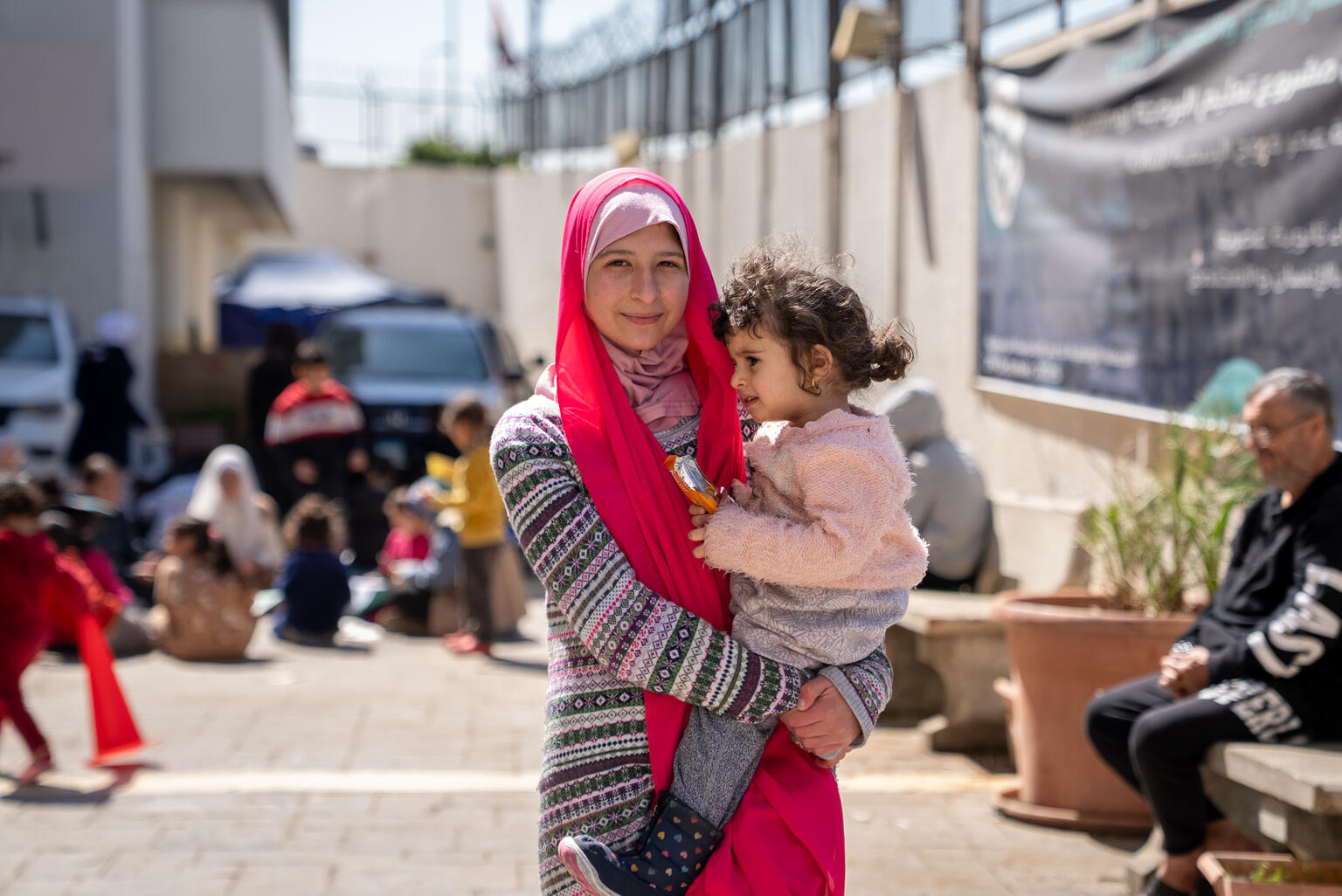 ベイルートの学校で避難生活を送る13歳のゼイナブさんと2歳のファティマちゃん(レバノン、2026年3月17日撮影)