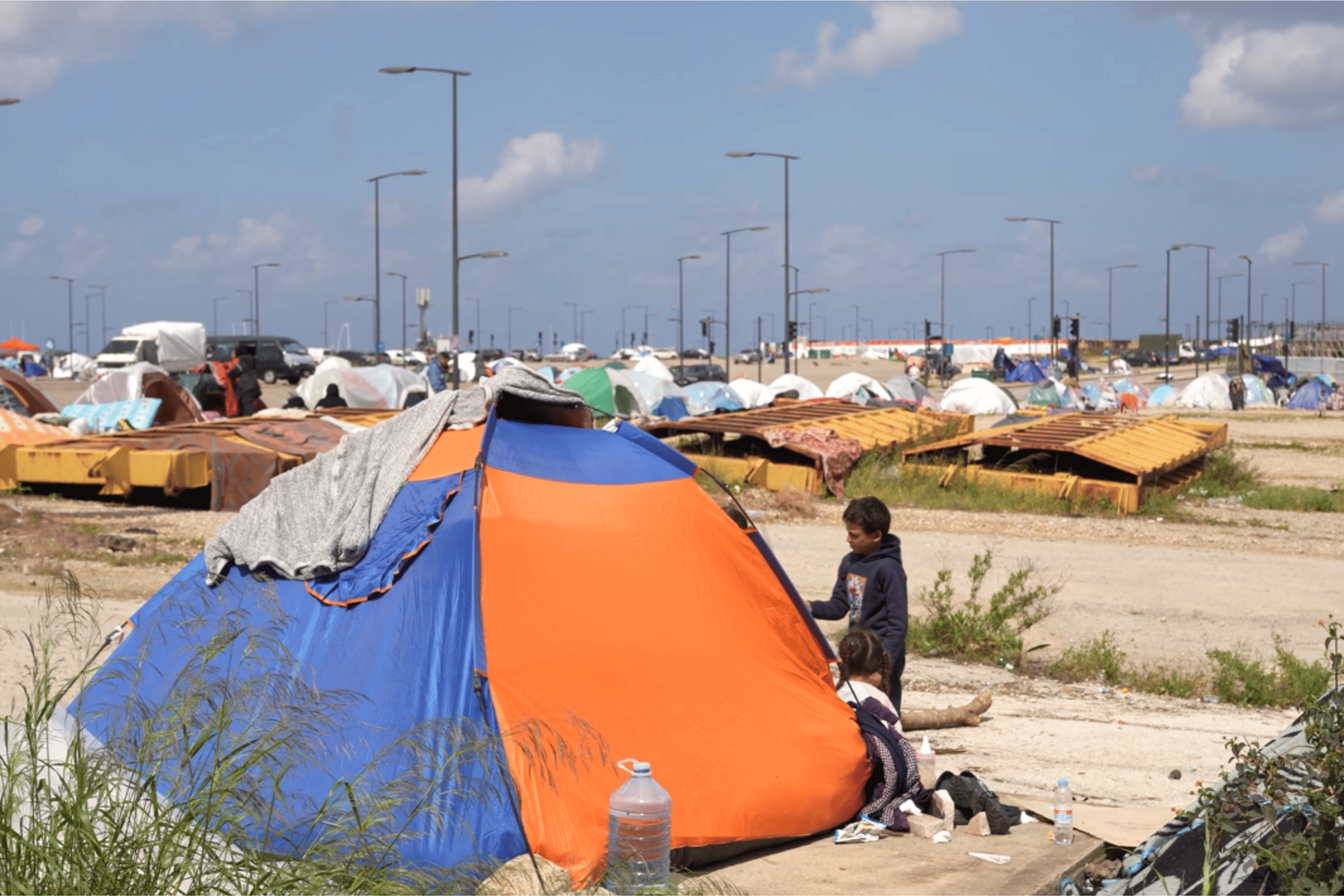 衝突が激化するレバノンでは、多くの家族が車の中や路上で寝起きをしている(レバノン、2026年3月16日撮影)