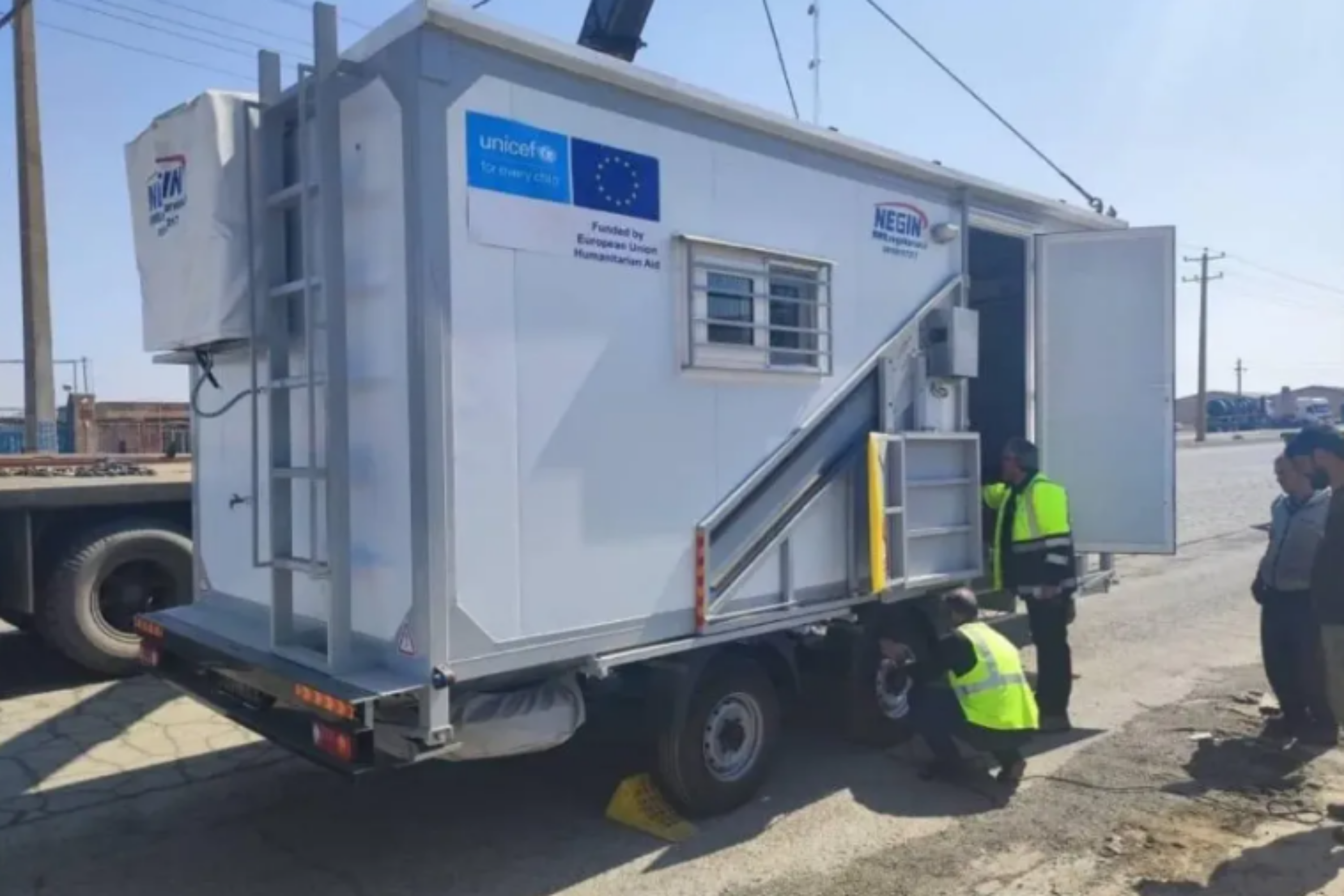 医療ユニットを備えた、ユニセフ支援の車両。高まる支援ニーズを受け、ユニセフは子どもと家族が保健サービスにアクセスできるよう、こうした車両を活用した移動式クリニックの設置を支援している(イラン、2026年3月撮影)