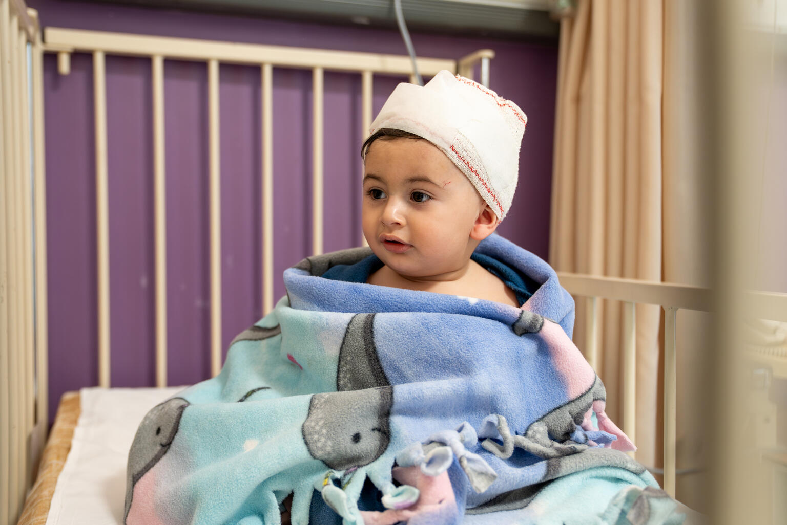 ベイルートの病院で治療を受ける生後10カ月のアフマドちゃん。4月8日の空爆で、3歳の兄とともに負傷した（レバノン、2026年4月9日撮影）