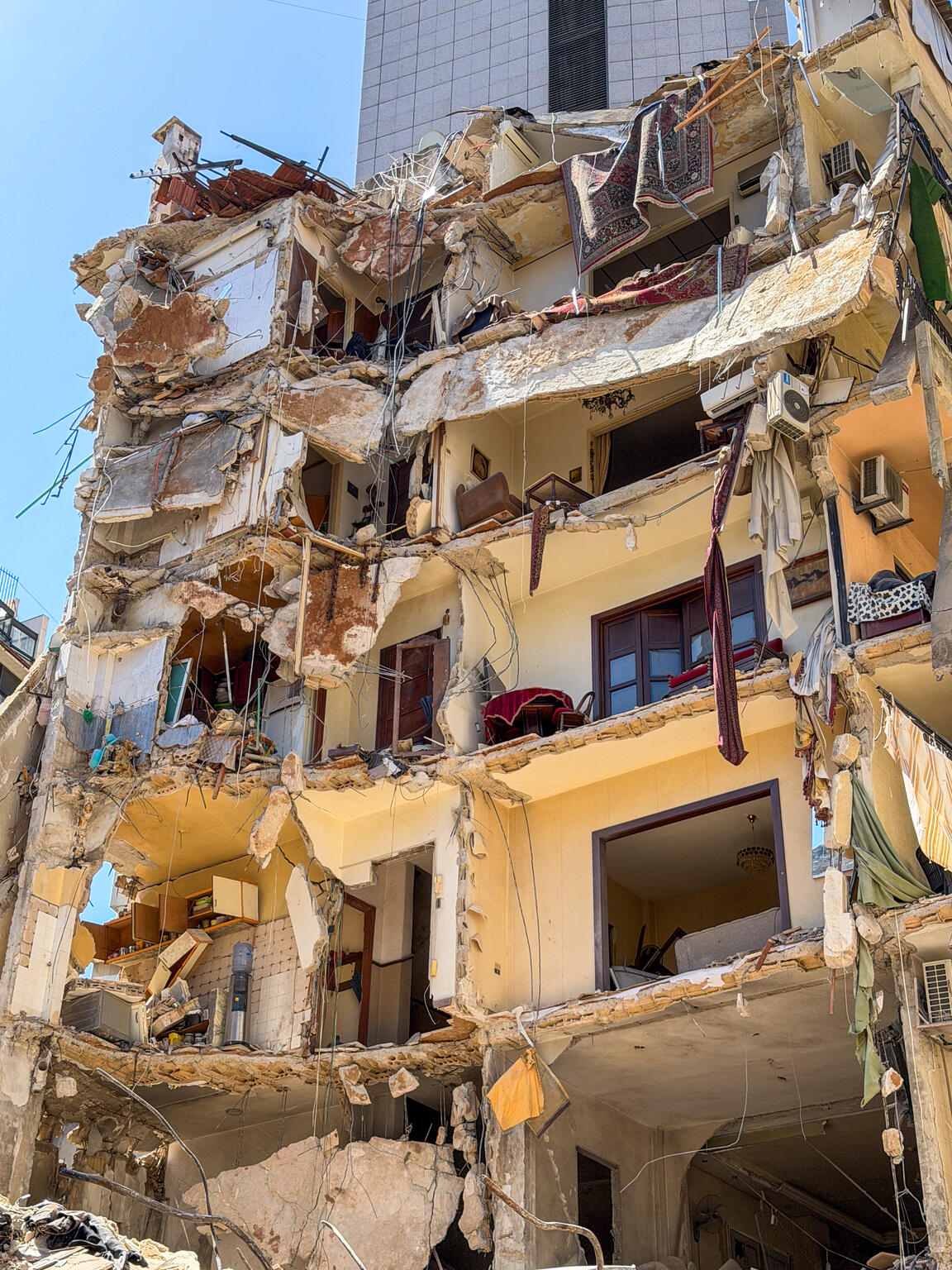 大規模な空爆により、深刻な被害を受けたベイルートにある集合住宅の建物（レバノン、2026年4月9日撮影）