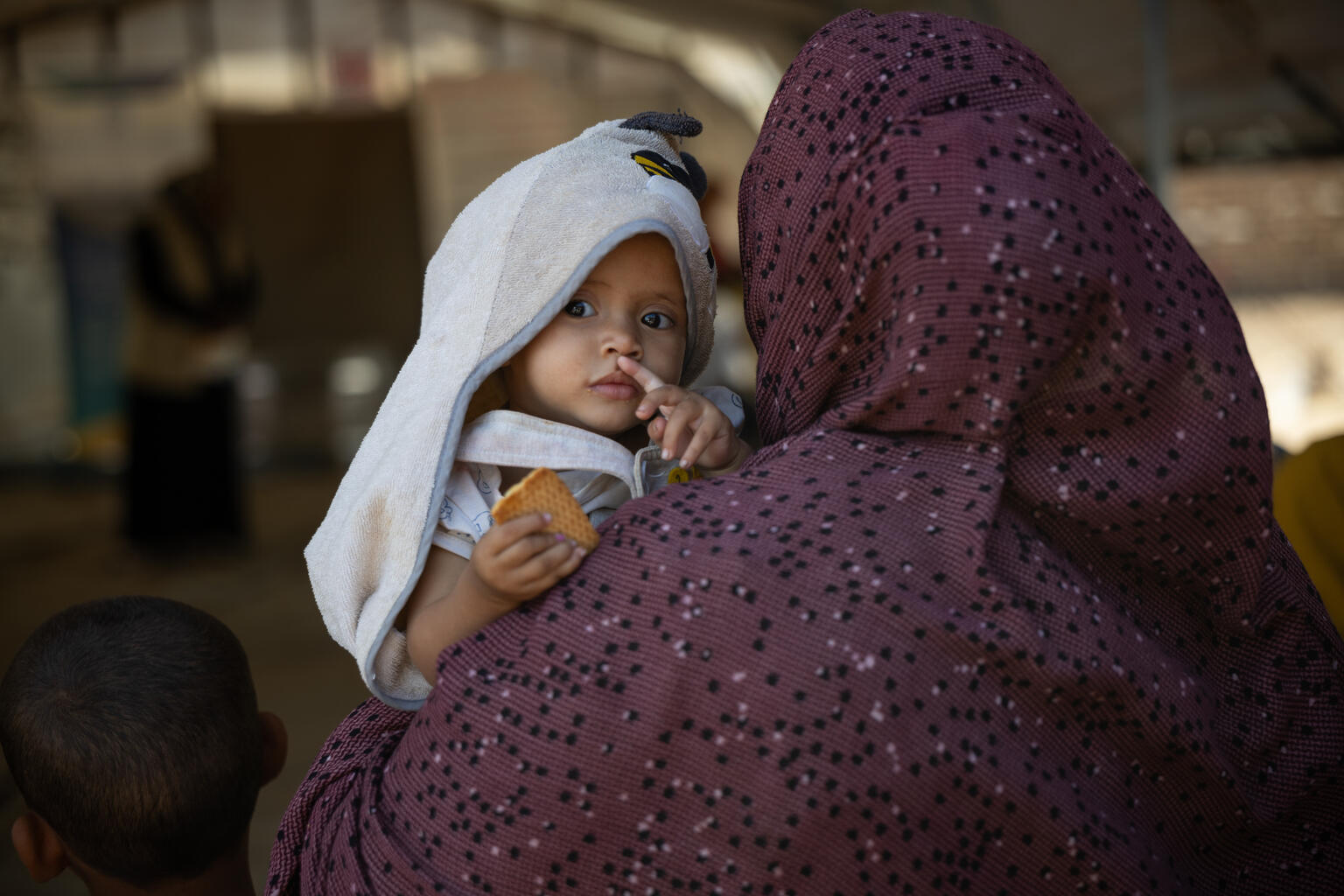 ジャジーラ州にある保健センターには、栄養不良の子どもを連れた母親や保護者が、治療を求めて集まっている（スーダン、2026年3月16日撮影）