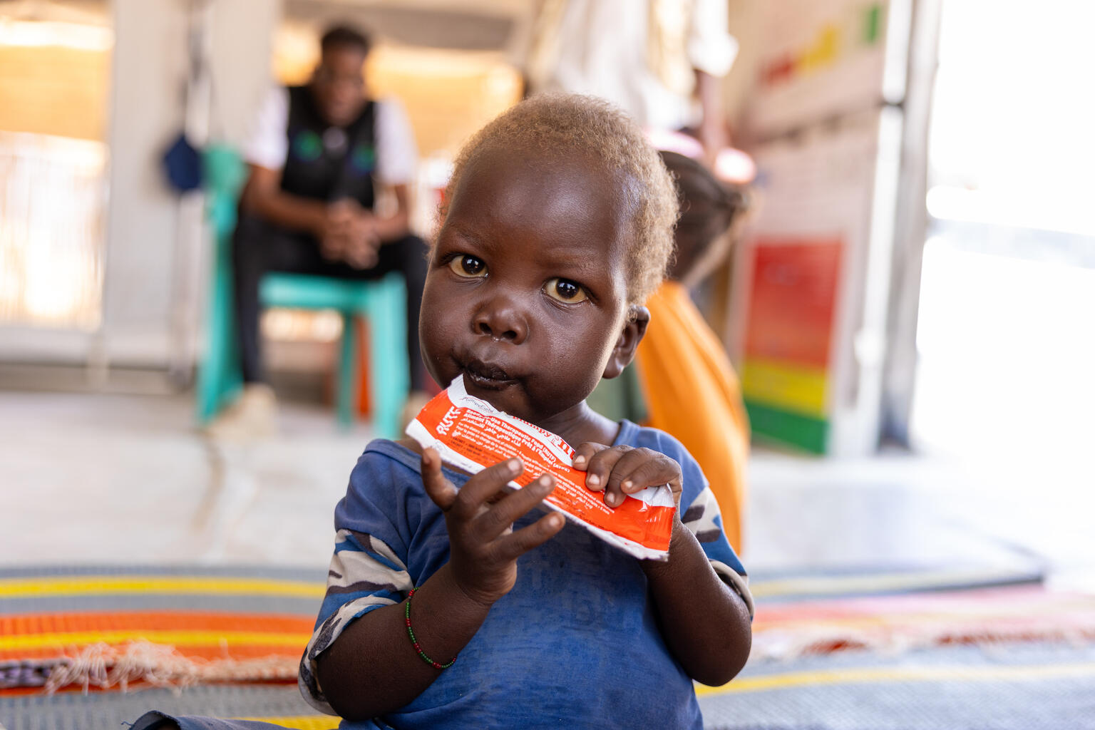 白ナイル州の避難民キャンプで、すぐに食べられる栄養治療食(RUTF)を口にする子ども（スーダン、2026年2月15日撮影）