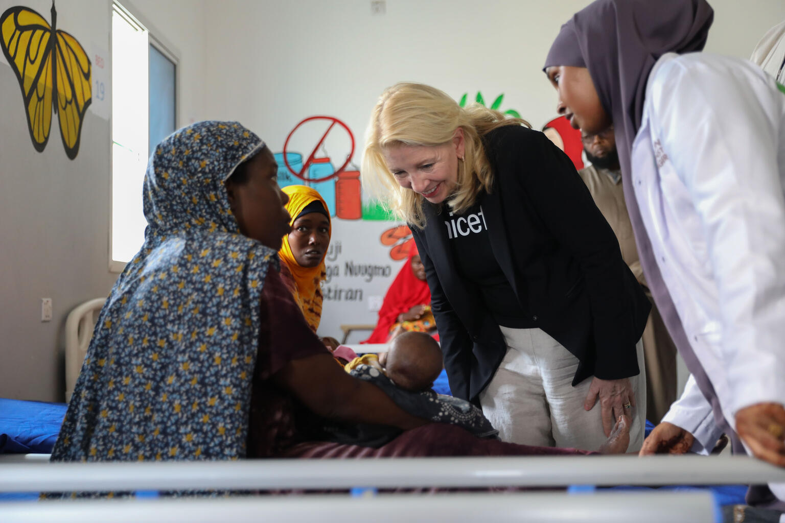 首都モガディシュにある病院で、治療を受けている子どもの母親から話を聞くユニセフのラッセル事務局長（ソマリア、2026年3月26日撮影）