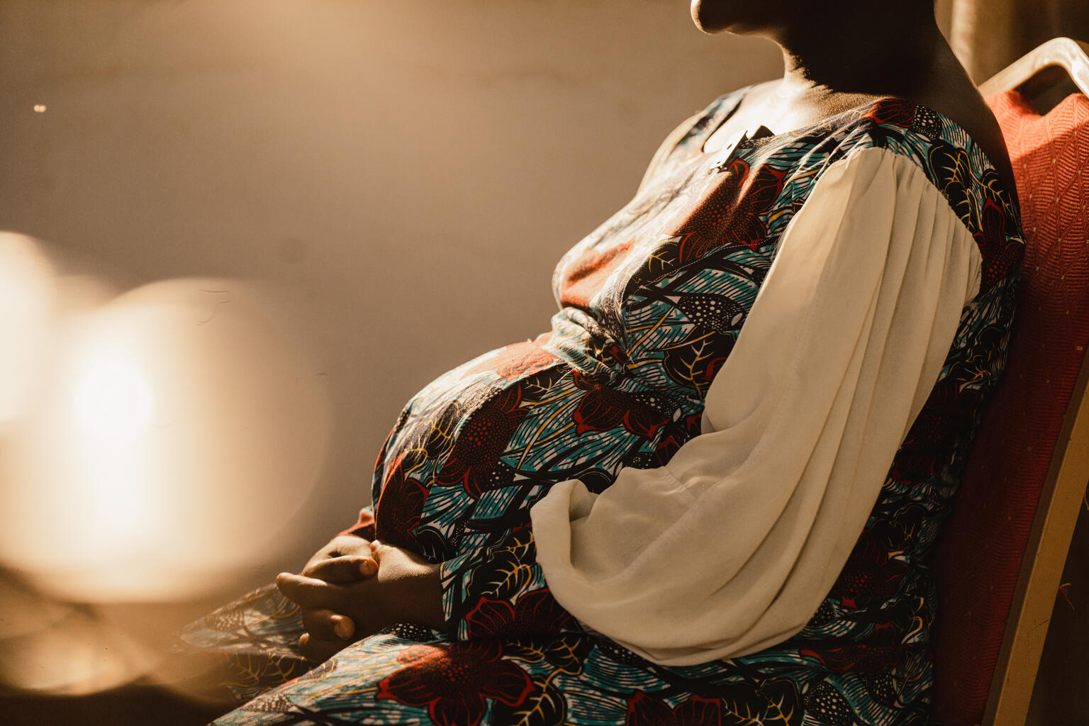 南キブ州のユニセフが支援する病院で、出産の時を待つ17歳のレーヌさん（仮名）。性暴力被害により妊娠し、家族から非難されたトラウマを抱えている。出産後は、再び学業に戻ることを望んでいる（コンゴ民主共和国、2025年11月20日撮影）