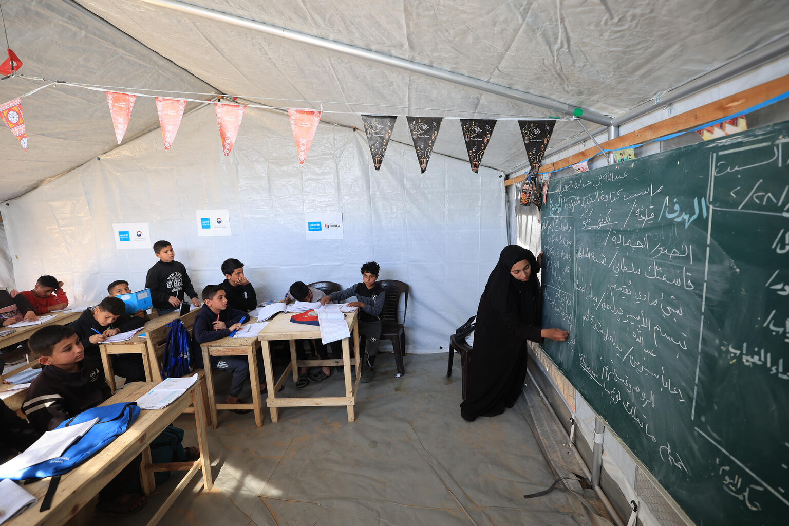 ガザに設置された、ユニセフ支援の仮設学習センターの様子（パレスチナ、2026年3月11日撮影）