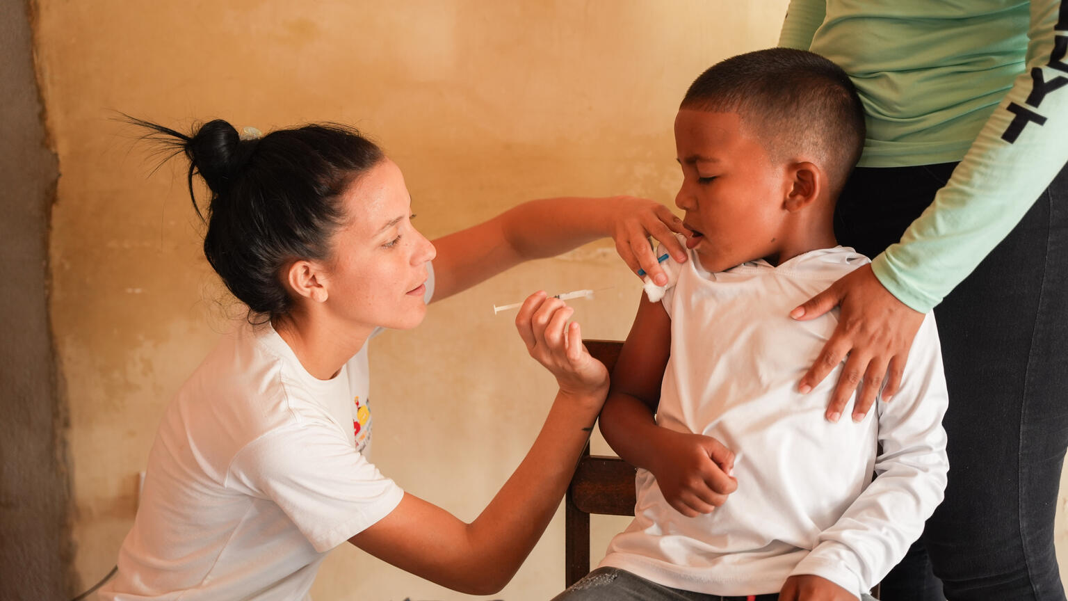 スリア州にある病院で、予防接種を受ける5歳のホセちゃん。電力の確保が難しい地域でも予防接種を可能にするため、ユニセフは太陽光発電を活用した冷蔵設備の導入を支援している（ベネズエラ、2025年10月7日撮影）