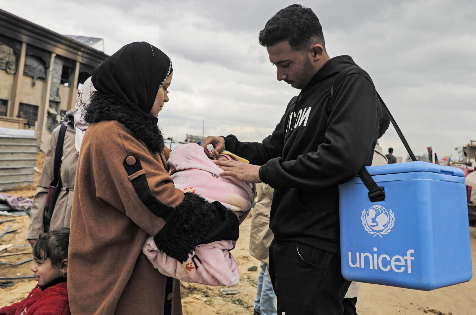 ガザで行われた予防接種キャンペーンで、経口ポリオワクチン接種を受ける赤ちゃん（パレスチナ、2025年2月23日撮影）