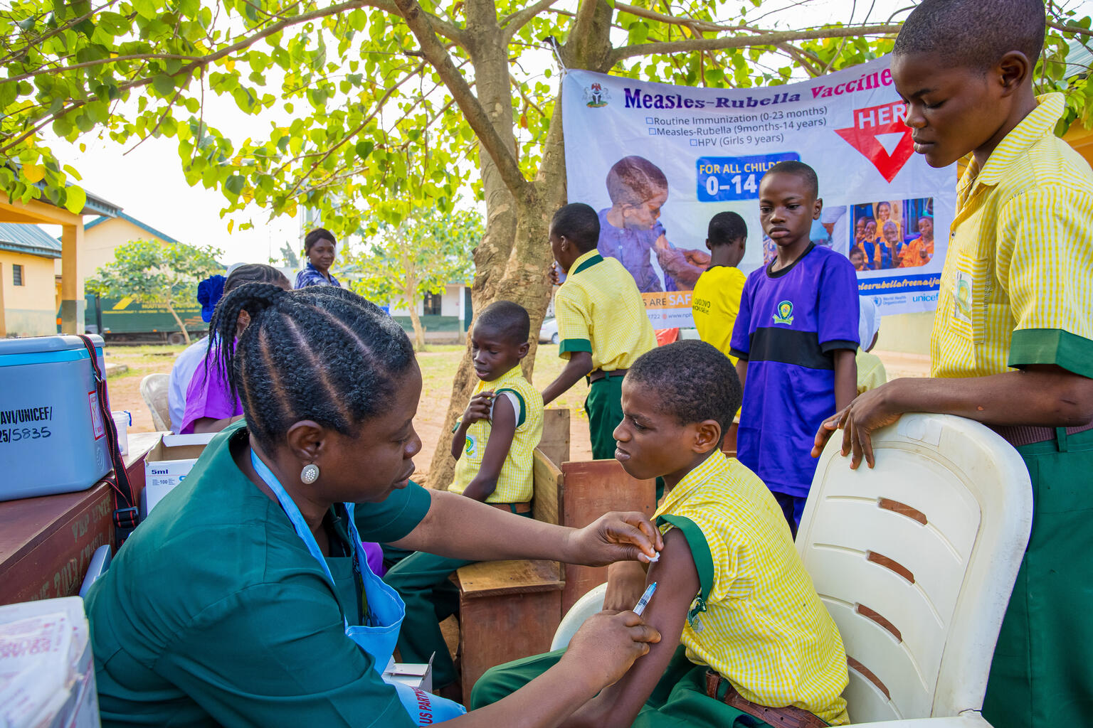 MR（はしか・風疹混合）ワクチンの接種を受ける子どもたち（ナイジェリア、2026年2月4日撮影）