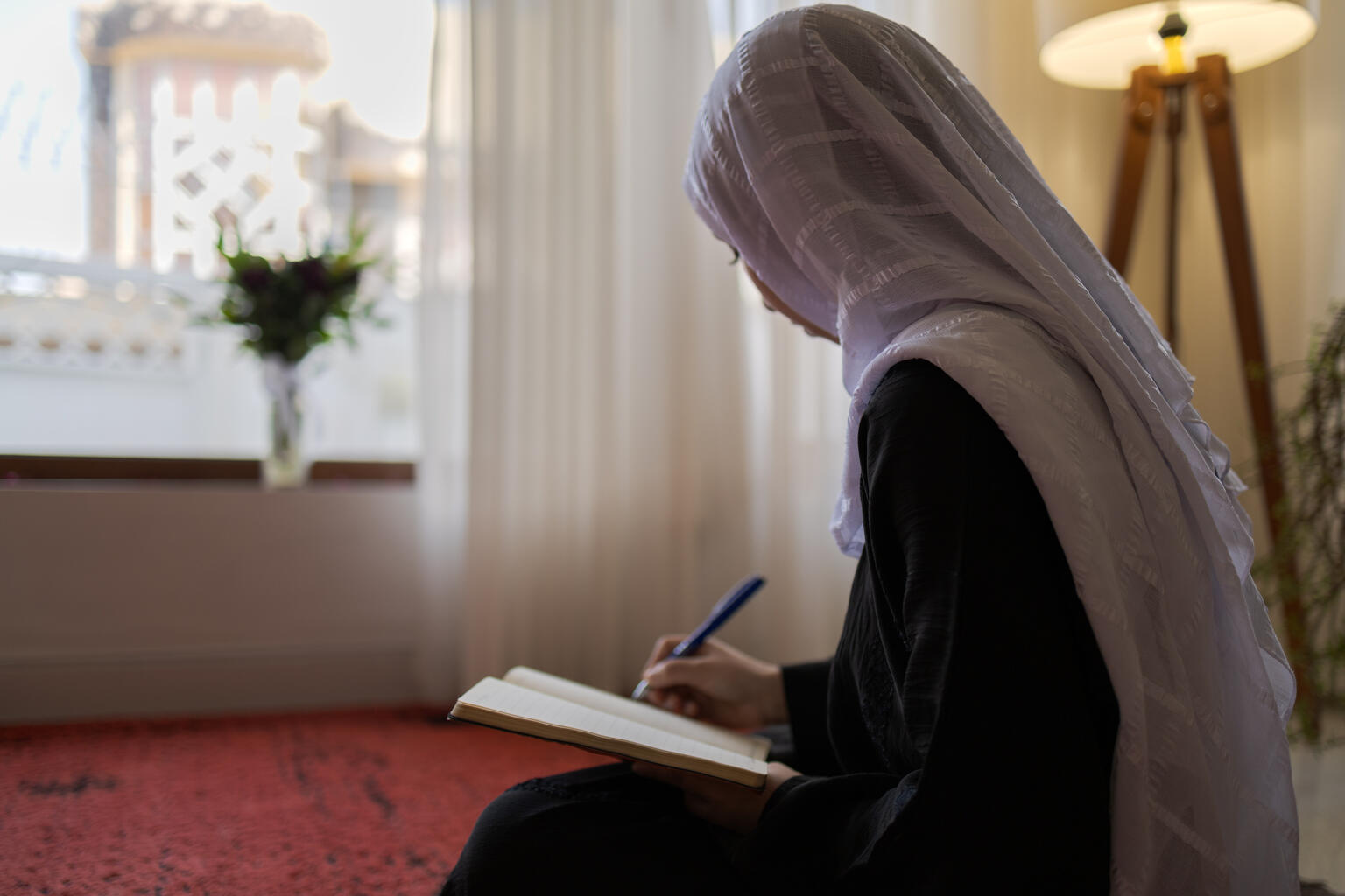 「人を治すために、医師になりたい」と話す18歳のスラヤさん（仮名）。女子中等教育が禁止され、学校に通えなくなった今も、自宅で学習を続けている（アフガニスタン、2026年2月25日撮影）