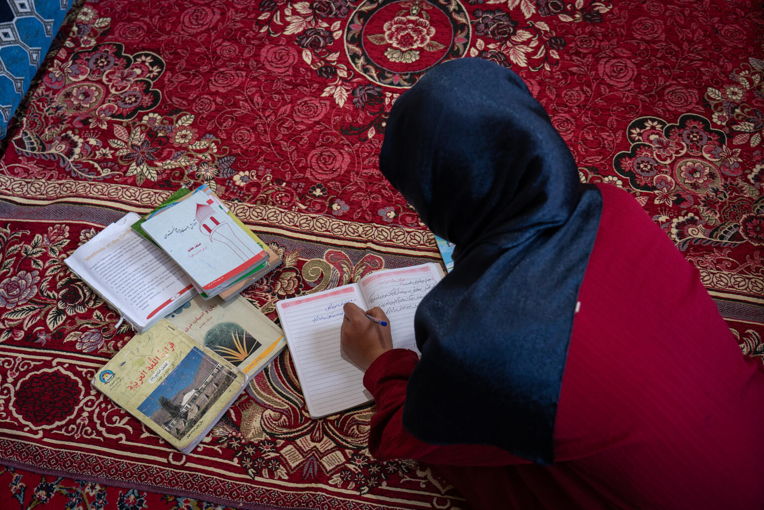 女子中等教育が禁止されているため、小学6年生の課程を修了して以来、自宅で過ごしている14歳のワヒーダさん（仮名）。再び学校へ通えるようになることを願っている（アフガニスタン、2026年2月28日撮影）