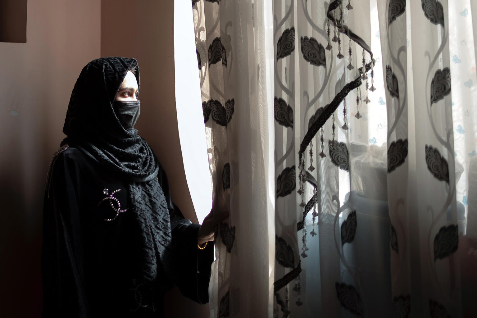 高校1年生のときに女子中等教育が禁止されて以来、家事や内職をしながら自宅で過ごしている17歳のサハルさん（仮名）。教師になる夢を抱きながらも、将来に希望を見いだせずにいる（アフガニスタン、2026年2月25日撮影）