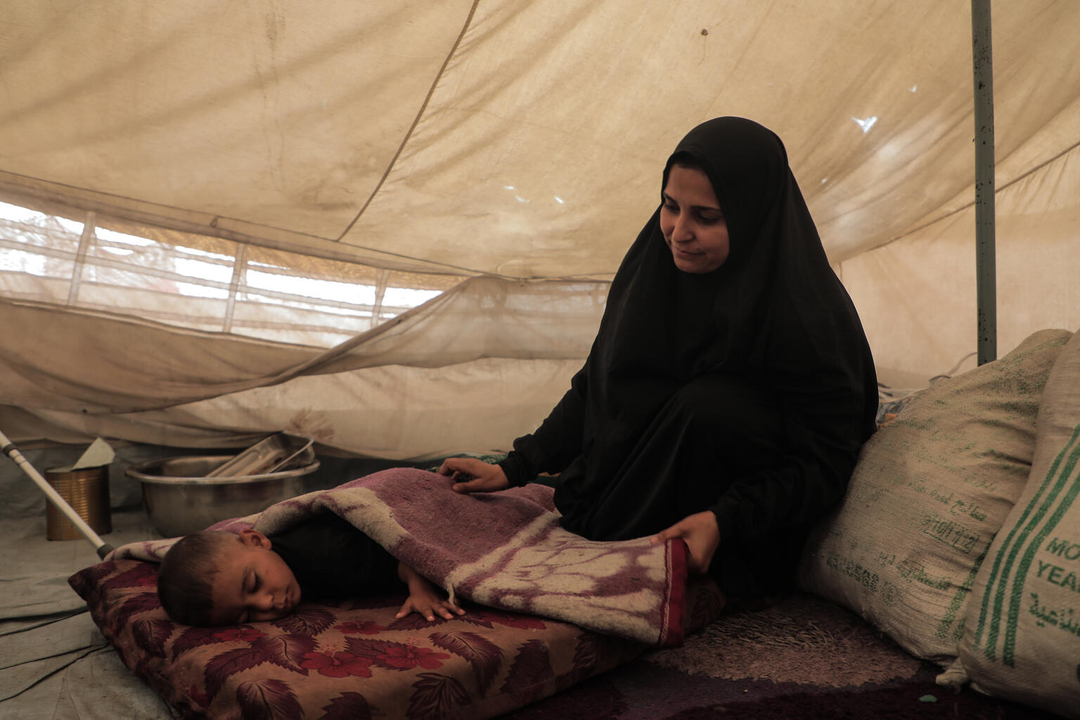 仮設テントや損傷した建物での過酷な生活を強いられるガザで、子どもたちは栄養不良の危機にさらされている（パレスチナ、2025年11月14日撮影）