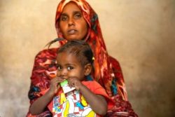 ジャジーラ州で、すぐに食べられる栄養治療食(RUTF)を口にする子ども(スーダン、2026年3月16日撮影)