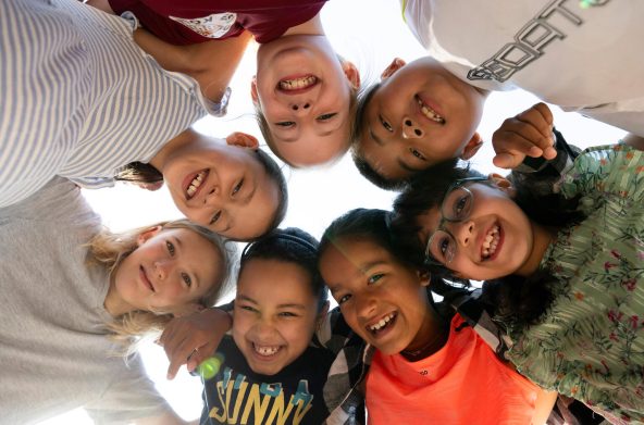 ケルンにある小学校で、笑顔を見せる子どもたち。この学校では、「子どもの権利を大切にする教育」を実践している（ドイツ、2025年6月25日撮影）