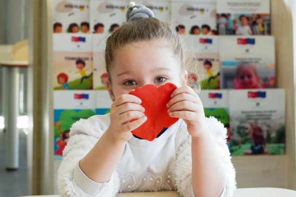 アダナにある就学前教育（ECE）の遊び場で、粘土でハートを作る5歳のイリンちゃん（トルコ、2026年2月27日撮影）