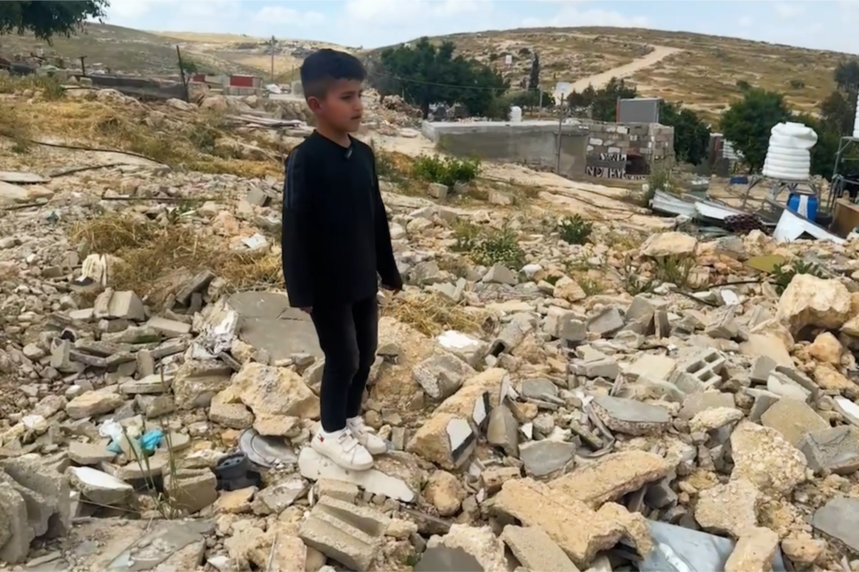 ヨルダン川西岸地区で、破壊された自宅跡地に立つ男の子（パレスチナ、2026年5月12日撮影）
