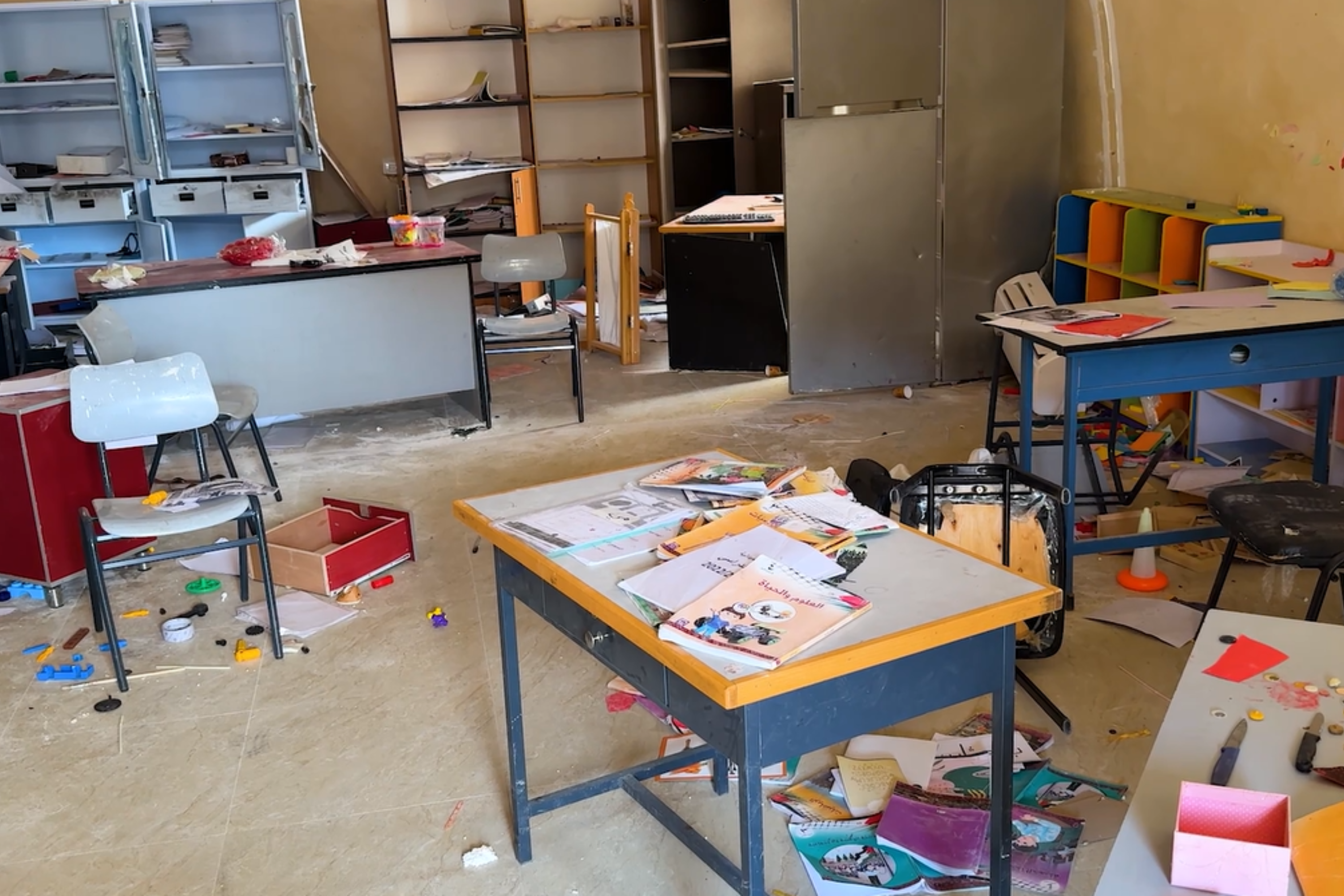 攻撃を受けたヨルダン川西岸地区の幼稚園。教室には子どもたちの持ち物や本が散乱している（パレスチナ、2026年5月12日撮影）