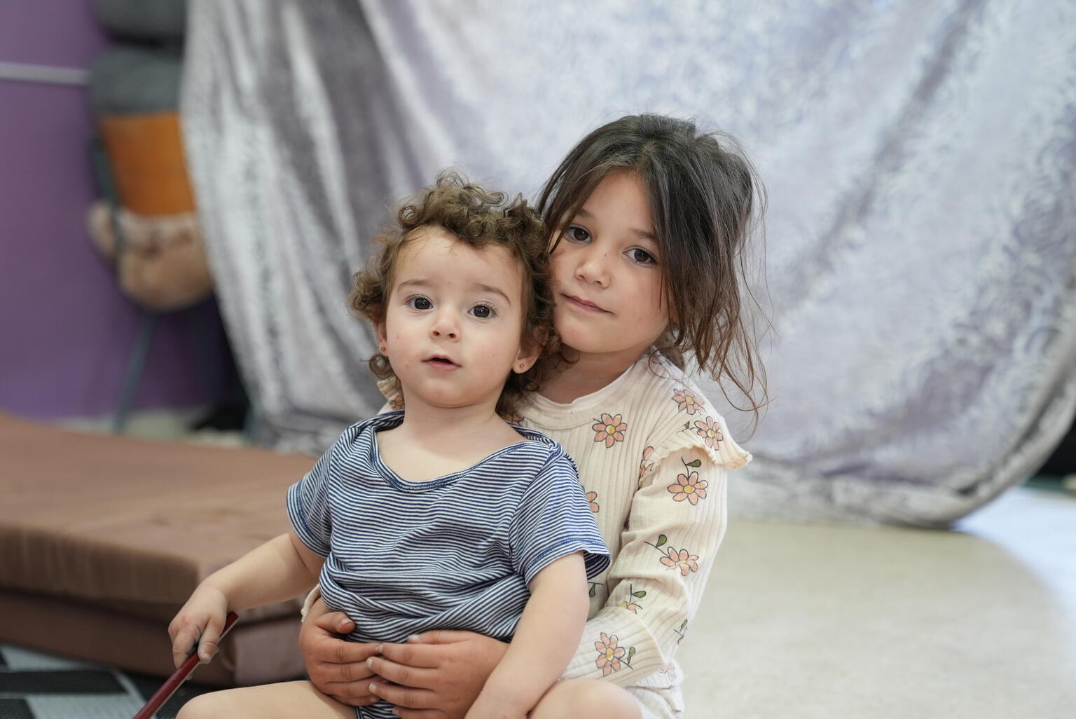 南レバノン県ティールの学校で、避難生活を送る1歳のザフラーちゃん(左)と4歳のライラちゃん(レバノン、2026年4月23日撮影)
