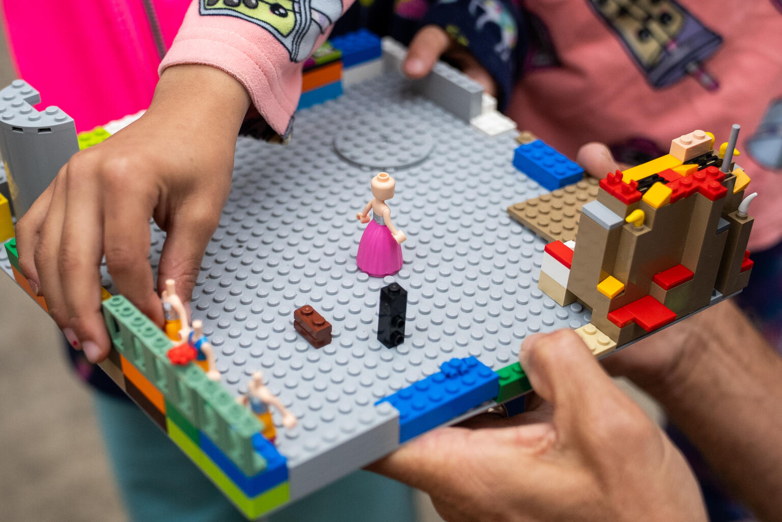 ベイルートの避難施設で、子どもたちが遊ぶブロックのおもちゃ。ユニセフは、遊びを通じて、子どもたちがわずかな時間でも日常を取り戻せるように支援している(レバノン、2026年4月24日撮影)