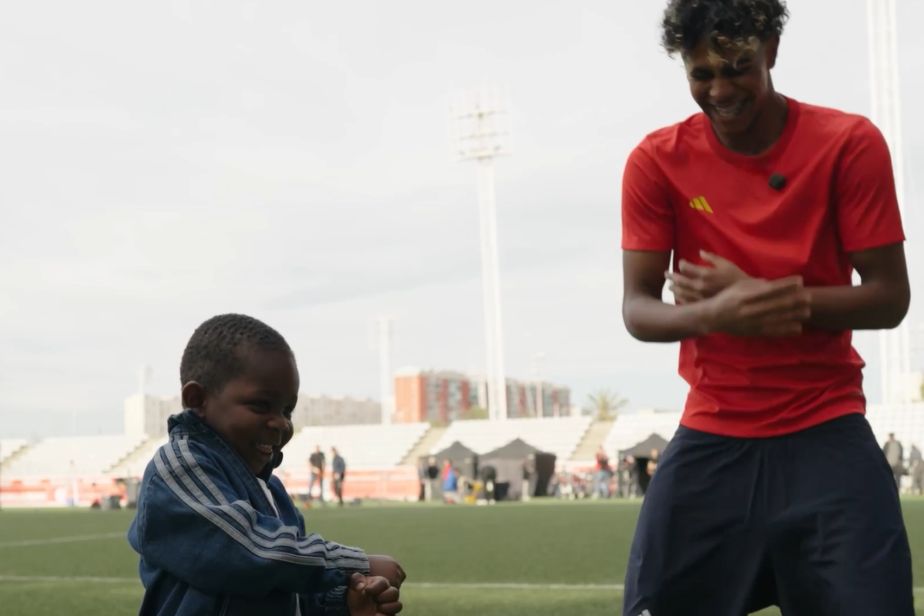 サッカーフィールドで、子どもと交流するミン・ヤマル選手 (2026年6月10日撮影)