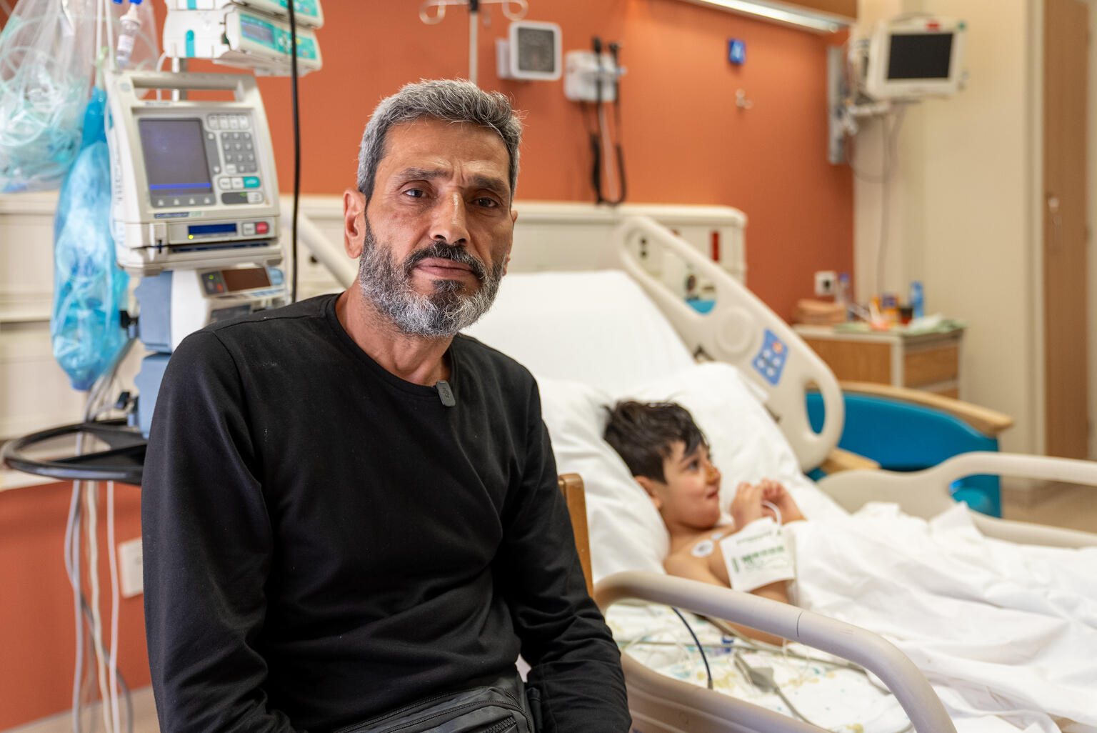 ベイルートで空爆により負傷し、がれきの下から父親（左）に救出された5歳のアリちゃん（レバノン、2026年4月22日撮影）