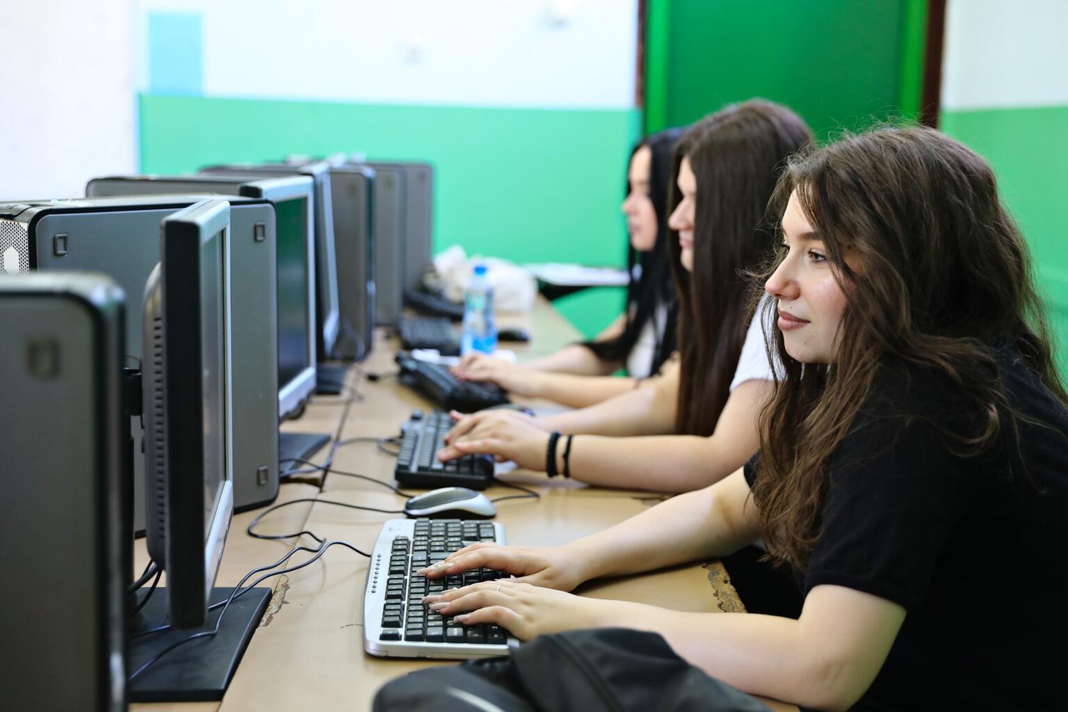 中学校で、コンピューターを使って学習する生徒たち（セルビア、2024年6月17日撮影）