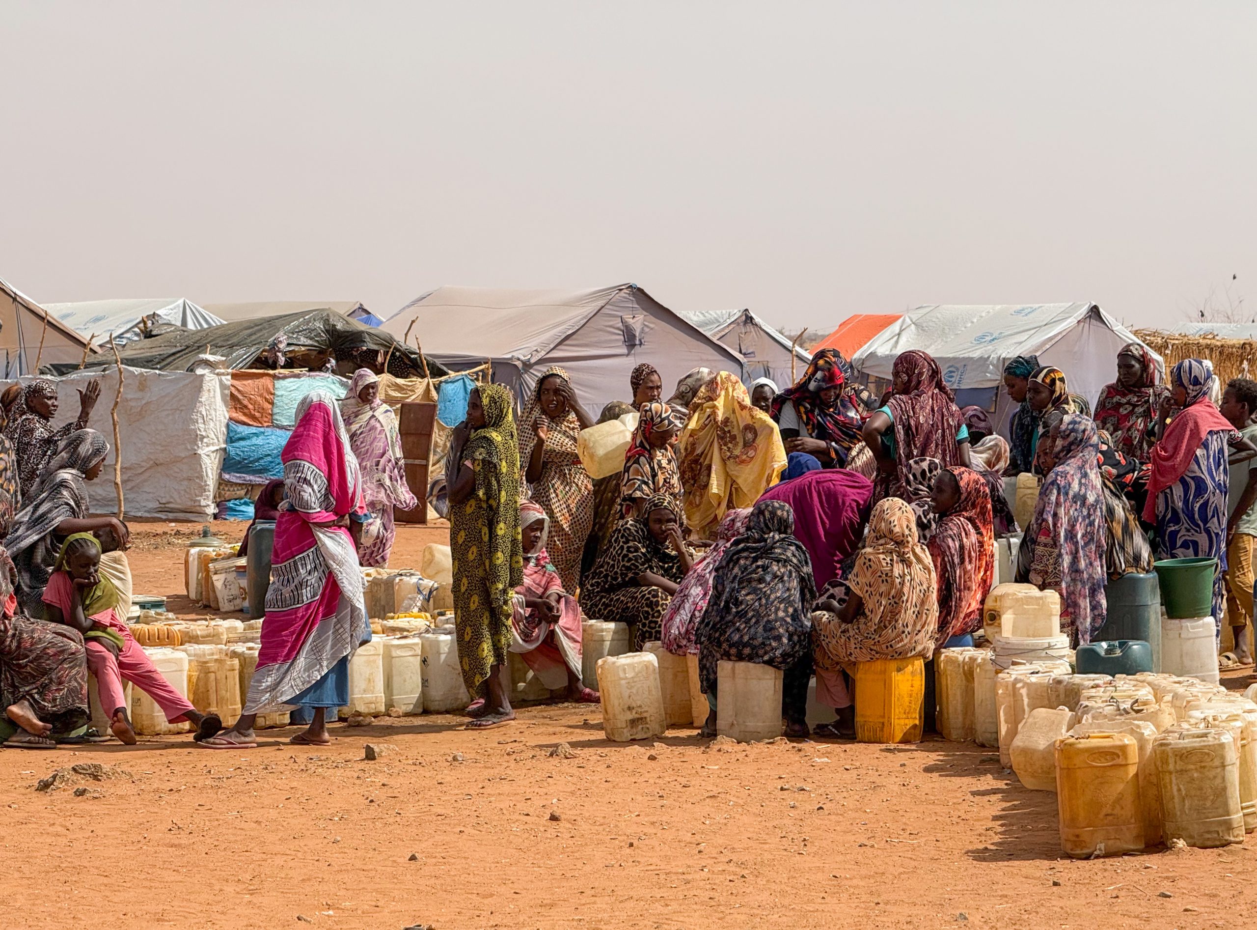 戦闘を逃れ、国内避難民キャンプに身を寄せる女性や子どもたち(スーダン、2026年6月24日撮影)