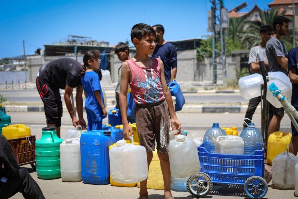 安全な水の確保が難しいガザで、給水の順番を待つ子ども(パレスチナ、2025年8月11日撮影)