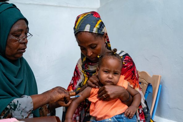 カッサラ州の保健センターで予防接種を受ける子ども。ユニセフは紛争下の地域でも、予防接種の活動を支援している(スーダン、2025年7月14日撮影)