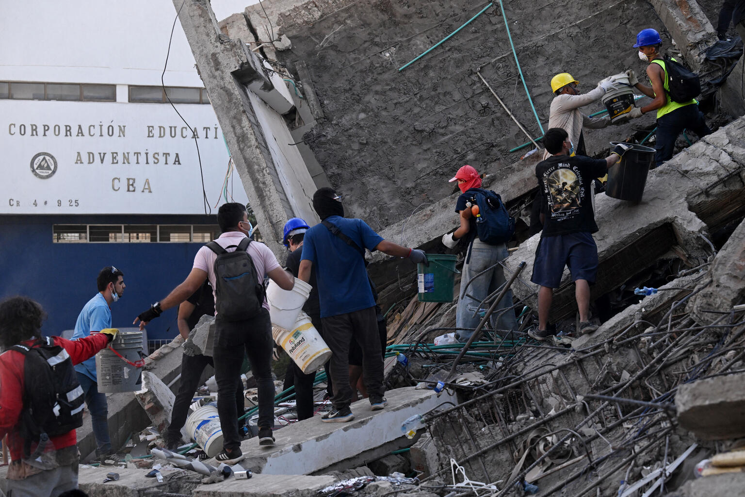 地震により、多くの建物が倒壊したカリで、がれきの中に取り残された人々を捜索する様子(コロンビア、2026年8月11日撮影) ※本写真の転載・二次使用不可